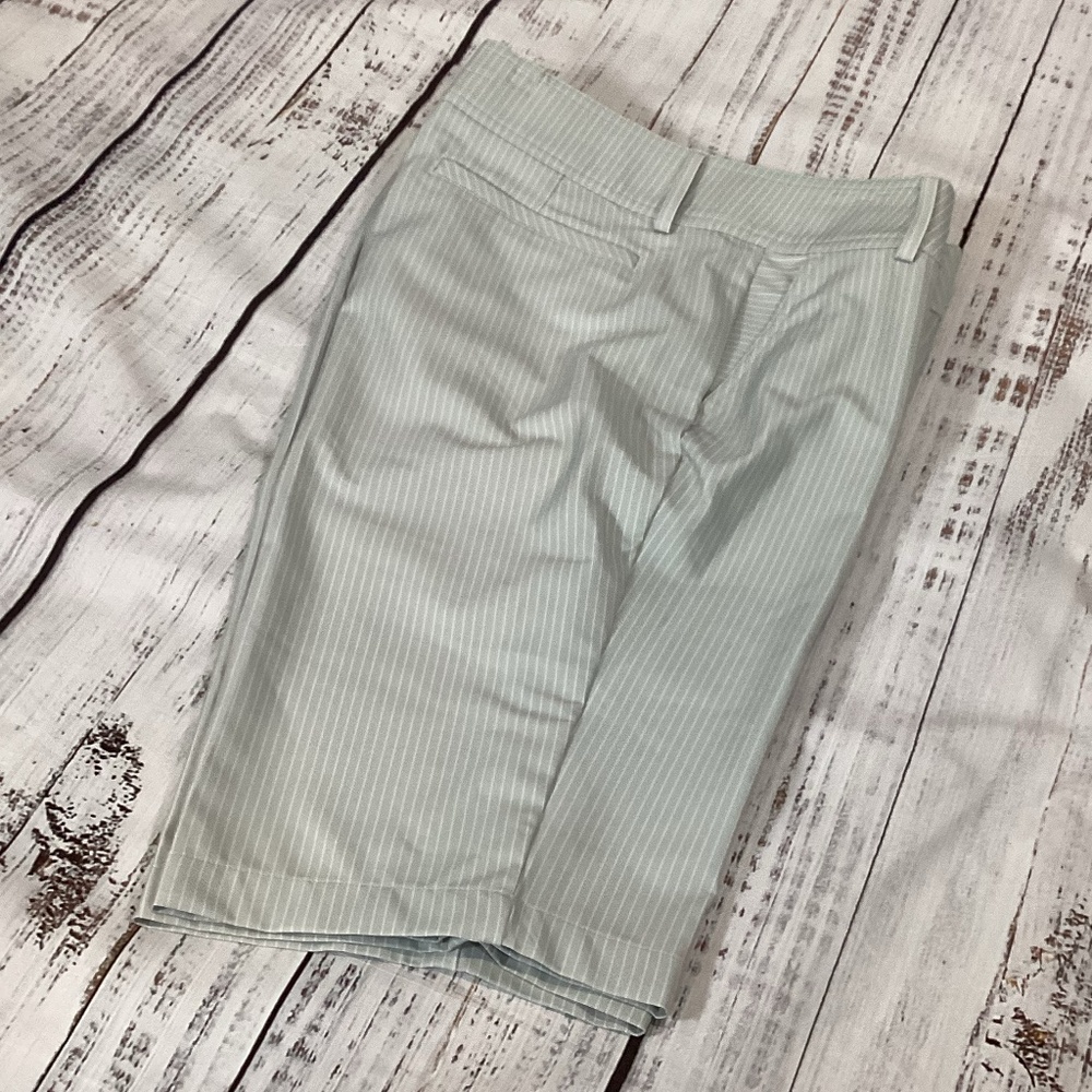 706. Tommy Armour Gray Golf Shorts Size 14
NWT